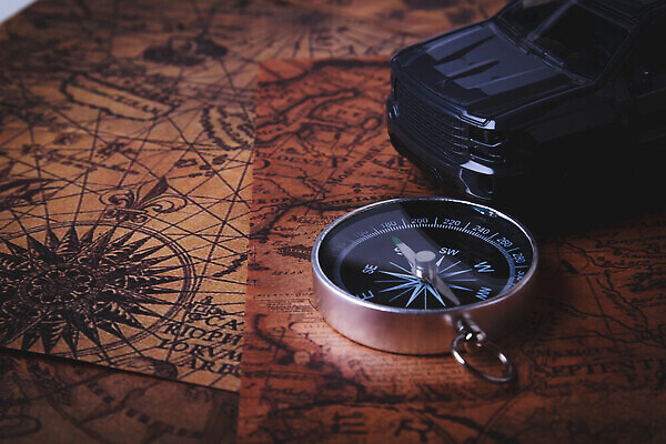 포토 JPG 해외이미지 손 도로 여행 백그라운드 컨셉 지도 비즈니스 교통시설 자동차 휴가 사람없음 야외 세계 장난감 장비 운전 수확 클래식 나침반 방향 오브젝트 네비게이션 발견 지리 해외202310 해외포토 길 육상교통 교통 농업 모션 신체부위 시설 파일형식