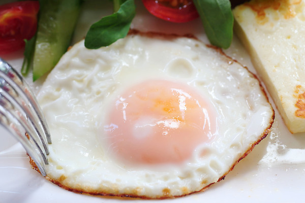 포토 JPG 해외이미지 라이프스타일 접시 아침 파슬리 건강 사람없음 빨간색 숟가락 식사 흰색 선택 아침식사 기름 먹기 단백질 해외202310 해외포토 주간 식기 음식 컬러 컨셉 채소 모션 수저 생활 영양소 파일형식