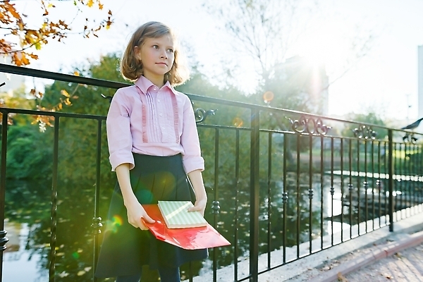 포토 JPG 해외이미지 백인 학생 공원 여학생 여자 교육 행복 얼굴 어린이 유니폼 학교 한명 서기 미소 사람 야외 스터디 청춘 뷰티 기쁨 가을 흰색 신학기 초보 해외202310 해외포토 서양인 1 옷 계절 공공시설 감정 컬러 컨셉 모션 표정 신체부위 학습 파일형식