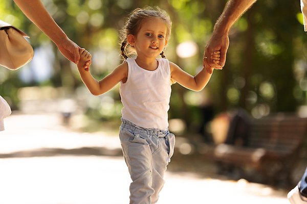 포토 JPG 해외이미지 백인 라이프스타일 공원 여자 딸 행복 어린이 가족 자연 엄마 함께함 건강 사랑 사람 성인 야외 세명 여름 빛 태양 뷰티 맑음 새벽 기쁨 가을 흰색 아빠 주말 해외202310 해외포토 자연요소 서양인 계절 공공시설 감정 컬러 컨셉 관계 날씨 생활 생태계 파일형식