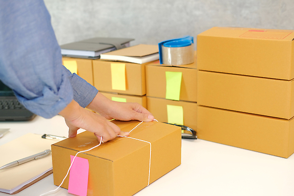 포토 JPG 해외이미지 손 신체부위 노트북 상자 펜 공책 메모지 끈 책상 준비 테이프 분류 해외202310 해외포토 가구 문구용품 사람 전자제품 필기구 사무용품 파일형식