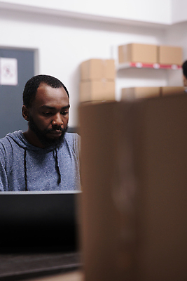 포토 JPG 해외이미지 남자 흑인 노동자 실내 한명 상반신 성인 앞모습 상자 작업 물류창고 성인남자한명만 해외202310 해외포토 서양인 직업 1 뷰포인트 사람 내부 창고 남자한명만 성인남자만 파일형식