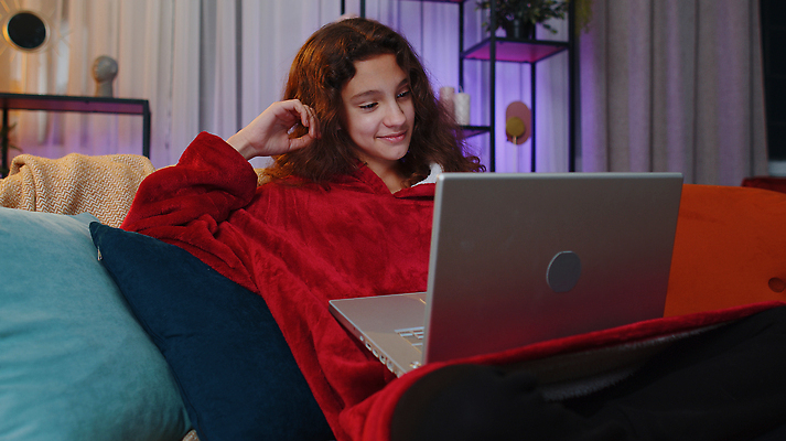 포토 JPG 해외이미지 백인 학생 라이프스타일 응시 여학생 여자 딸 어린이 통신 엄마 주택 말하기 대화 한명 10대 노트북 교사 인사 작업 어플리케이션 야간 저녁 사이버 상담 긍정 부름 온라인 동영상 공유 블로거 화상통화 가상 1인미디어 해외202310 해외포토 자연요소 서양인 직업 1 시선 컨셉 가족 모션 청소년 사람 건물 생활 전자제품 예절 밤 방송 통화 파일형식