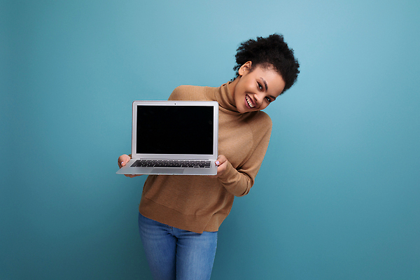 포토 JPG 해외이미지 직업 응시 여자 행복 백그라운드 노동자 갈색머리 기술 한명 미소 사람 성인 노트북 컴퓨터 뷰티 카메라 디지털 스크린 공책 잡기 업무 비즈니스우먼 히스패닉 온라인 포니테일 고립 프리랜서 카피스페이스 비어있는 해외202310 해외포토 1 헤어스타일 시선 감정 비즈니스 모션 문구용품 표정 전자제품 공백 작업 직장인 파일형식
