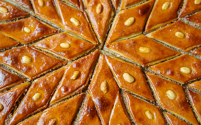 포토 JPG 해외이미지 전통 접시 배너 문화 음식 조각 백그라운드 재료 탁자 디저트 요리 동양인 사람없음 목재 과자 기쁨 빵집 견과류 시골 신선 중앙 달콤 맛 아침식사 설탕 지중해 유기농 호두 시럽 꿀 동쪽 칠면조 그리스인 점심식사 라마단 아랍어 페스츄리 피스타치오 핸드메이드 카피스페이스 바클라바 맛있는 튀르키예 해외202310 해외포토 서양인 나무 식기 웰빙 감정 아시아 빵 바다 가구 컨셉 조류 인종 상점 식사 공백 방향 파일형식