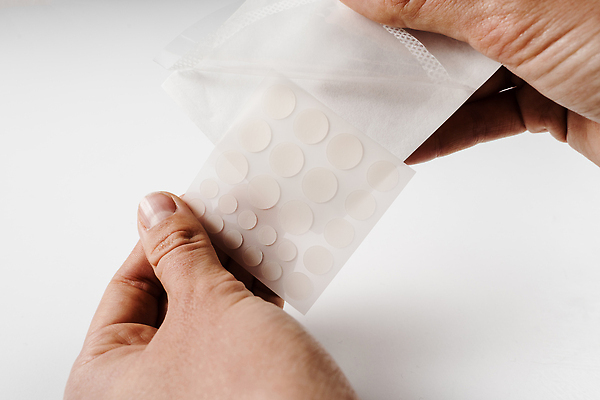 포토 JPG 해외이미지 손 얼굴 백그라운드 부분 청소년 건강 관리 가면 사람없음 치료 10대 뷰티 약 흰색 잡기 점 원형 씻기 질병 청소 피부 감염 문제 여드름 돌봄 염증 위생관리 흉터 카피스페이스 디톡스 해외202310 해외포토 도형 컬러 의학 모션 사람 신체부위 청결 공백 상처 파일형식