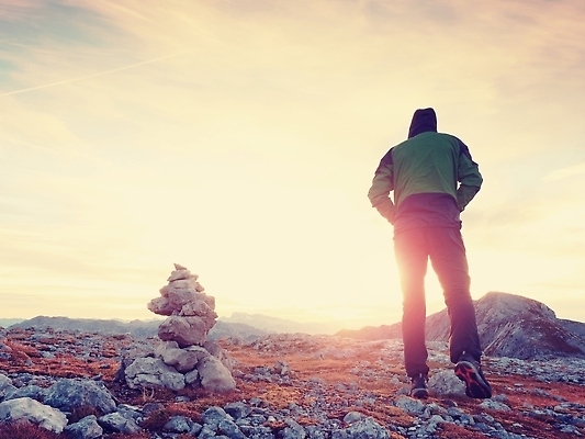 포토 JPG 해외이미지 선 여행 자연 하늘 아침 모바일 바람 휴식 산 부츠 한명 풍경 야외 뒷모습 카메라 일출 골짜기 계곡 사진촬영 일몰 하이킹 안개 오스트리아 언덕 부식 피라미드 뿌연 인기 캡모자 하이커 해외202310 해외포토 주간 자연요소 모자_잡화 1 건축물 유럽 뷰포인트 신발 컨셉 레저 날씨 사람 전자제품 노을 촬영 생태계 랜드마크 파일형식