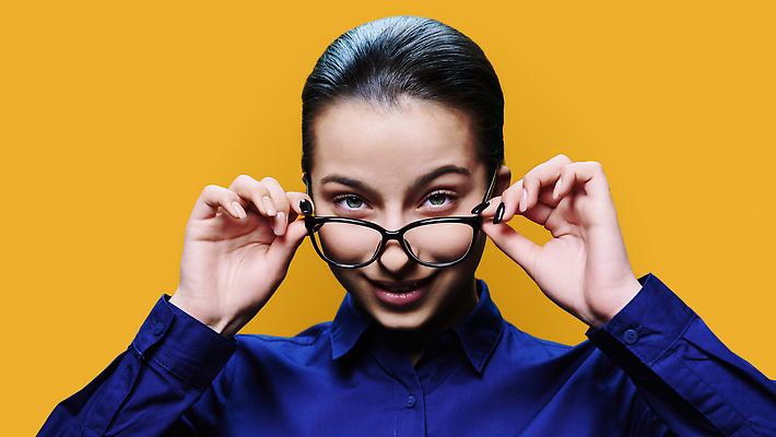 포토 JPG 해외이미지 모델 학생 라이프스타일 손 응시 여학생 여자 안경 얼굴 백그라운드 프레임 실내 고등학교 건강 한명 사람 10대 뷰티 유행 흰색 닫기 스마트 서비스 시력 비전 시력검사 고립 사춘기 심각 광학 해외202310 해외포토 1 시선 잡화 컬러 컨셉 학교 모션 청소년 내부 생활 신체부위 검사_조사 파일형식