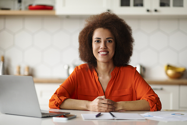 포토 JPG 해외이미지 직업 학생 라이프스타일 응시 여자 교육 행복 흑인 인터넷 비즈니스 사업가 통신 탁자 성공 거리 주택 실내 한명 사람 앉기 노트북 스터디 컴퓨터 뷰티 카메라 주방 검은색 업무 작업 자신감 네트워크 멀리 온라인 프리랜서 카피스페이스 해외202310 해외포토 서양인 1 시선 감정 컬러 가구 컨셉 모션 내부 건물 생활 전자제품 학습 공백 파일형식