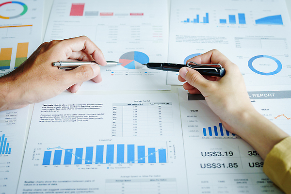 포토 JPG 해외이미지 직업 손 백그라운드 컨셉 돈 비즈니스 통신 성공 그래프 협력 설계 대화 설명 두명 금융 경제 노트북 컴퓨터 사무실 거래 성장 작업 비즈니스맨 비즈니스우먼 계획 위험 대표 가격 토론 상인 책상 동료 계약 보고서 경영자 문서 투자 개발 마케팅 브레인스토밍 해외202310 해외포토 여자 남자 가구 관계 모션 말하기 사람 신체부위 전자제품 직장인 재산 리더 파일형식