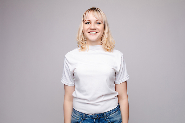 포토 JPG 해외이미지 라이프스타일 헤어스타일 옷 여자 행복 포즈 백그라운드 와이셔츠 실내 관리 한명 서기 미소 사람 가로 여름 금발 뷰티 유행 봄 회색 청바지 도시 날씬함 고립 심각 스타일 카피스페이스 해외202310 해외포토 1 계절 감정 컬러 컨셉 셔츠 바지 모션 표정 내부 생활 공백 몸매 파일형식