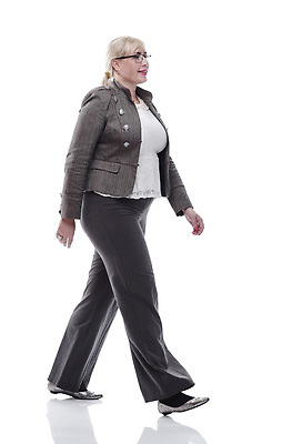 포토 JPG 해외이미지 전신 여자 안경 한명 성인 옆모습 걷기 흰색 성인여자한명만 해외202310 해외포토 1 잡화 뷰포인트 컬러 모션 사람 여자한명만 성인여자만 파일형식