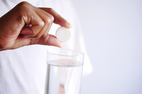 포토 JPG 해외이미지 유리 건강 사람없음 그래픽 세로 물 알약 약 수중 거품 투명 액체 구출 떨어짐 심플 가스 해결 치유 해외202310 해외포토 자연요소 컨셉 의학 재질 도움 파일형식