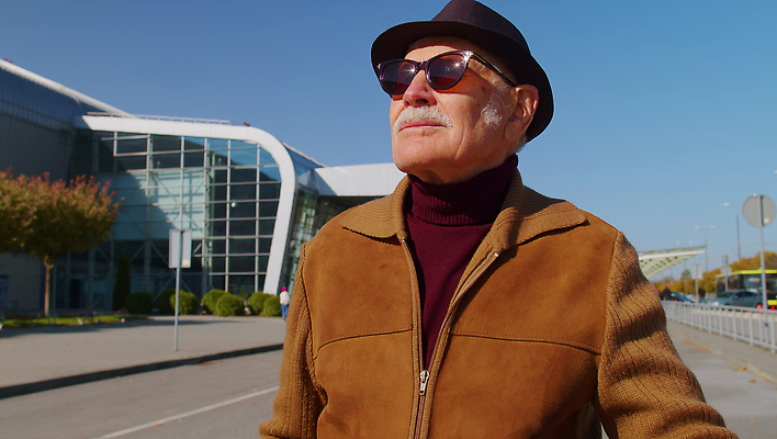 포토 JPG 해외이미지 직업 해외 할아버지 노년 남자 여행 컨셉 가방 사업가 휴가 거리 한명 야외 선글라스 여행객 걷기 여행가방 짐 비즈니스맨 역 공항 은퇴 도착 출발 대문 바쁨 승객 일반 시민 수하물 옛날 터미널 해외202310 해외포토 1 잡화 안경 비즈니스 교통시설 모션 사람 성인 문 직장인 국민 파일형식