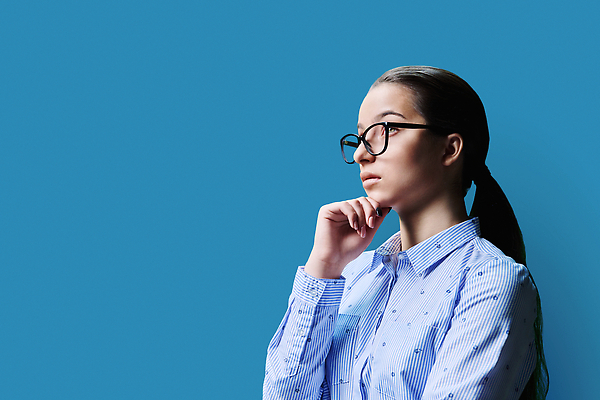 포토 JPG 해외이미지 모델 학생 라이프스타일 응시 여자 교육 안경 얼굴 백그라운드 셔츠 텍스트 고등학교 한명 10대 파란색 학습 뷰티 유행 최고 발표 선택 스마트 집중 서비스 만족 비전 사춘기 스타일 카피스페이스 해외202310 해외포토 1 시선 잡화 감정 컬러 컨셉 상의 학교 청소년 사람 생활 신체부위 공백 파일형식