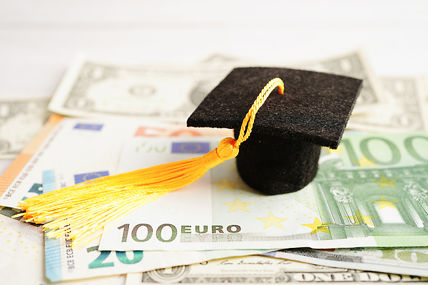 포토 JPG 해외이미지 직업 모자 학생 교육 지폐 돈 비즈니스 졸업 학교 사람없음 책 금융 경제 스터디 세트 달러 유로 성장 축하 절약 가르침 틈 졸업장 두루마리 종업원 대학교 문서 온라인 월급 수입 양피지 자금 증명서 지원 총각 캡모자 프로그램 장학금 수수료 해외202310 해외포토 모자_잡화 잡화 컨셉 학습 재산 요금 파일형식 지원금