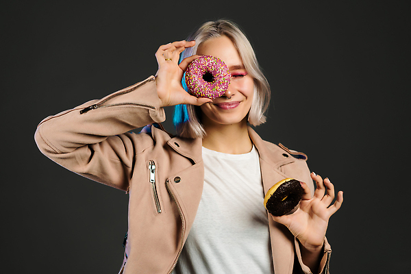 포토 JPG 해외이미지 스튜디오촬영 백인 여자 행복 얼굴 음식 분홍색 포즈 백그라운드 청소년 디저트 실내 한명 미소 사람 성인 컬러풀 뷰티 유행 빵집 도넛 달콤 맛 설탕 먹기 뿌리기 입술 칼로리 히스패닉 고립 페스츄리 해로움 스타일 맛있는 해외202310 해외포토 서양인 1 감정 빵 컬러 컨셉 모션 표정 내부 신체부위 상점 파일형식