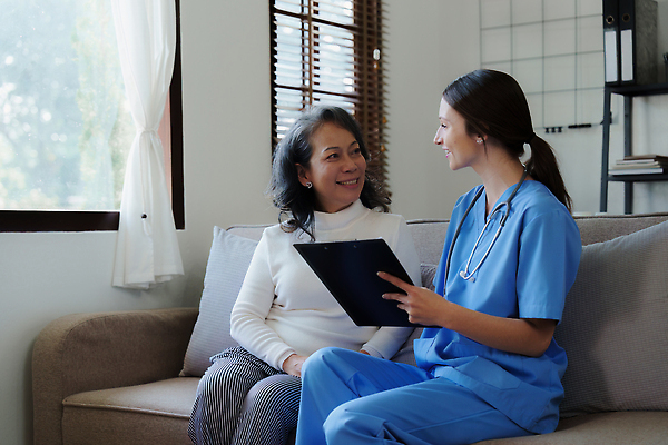 포토 JPG 해외이미지 백인 직업 여자 노년 행복 할머니 청진기 주택 건강 병원 대화 미소 사람 성인 두명 치료 사무실 약 건강관리 시험 환자 간호사 의사 흰색 질병 간호 약속 방문 돌봄 옛날 지원 헬프 해외202310 해외포토 서양인 교육 감정 컬러 비즈니스 의학 의료기기 모션 표정 관리 말하기 건물 의료진 도움 파일형식