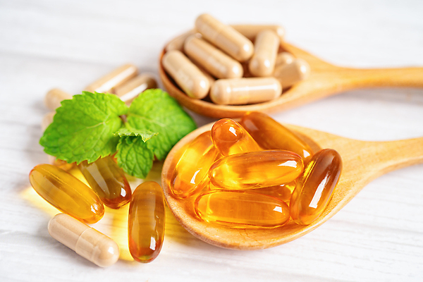 포토 JPG 해외이미지 건강 사람없음 알약 약 숟가락 허브 유기농 나무배경 해외202310 해외포토 식물 웰빙 백그라운드 의학 수저 파일형식