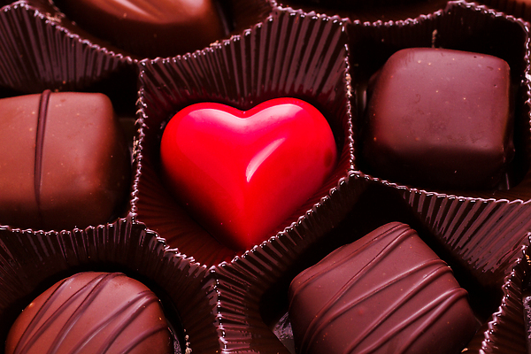 포토 JPG 해외이미지 잡화 종이 음식 포장 휴가 디저트 발렌타인데이 사탕 종류 선물 사람없음 빨간색 상자 갈색 초콜릿 희망 여러개 낭만 흰색 원형 달콤 혼합 작음 활 슈퍼마켓 프리미엄 많음 해외202310 해외포토 도형 감정 컬러 다수 컨셉 데이이벤트 상점 맛 크기 파일형식