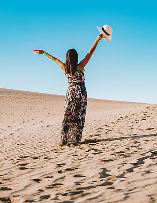 포토 JPG 해외이미지 여자 유럽 할머니 모래 바다 섬 여행 2 패턴 자연 하늘 휴가 함께함 한명 사람 풍경 야외 여름 파란색 태양 뷰티 여행객 귀여움 일출 일몰 낭만 사막 흰색 스페인 모래언덕 대서양 사하라 내추럴 해외202310 해외포토 자연요소 1 계절 노년 나라 컬러 컨셉 무늬 아프리카 노을 언덕 생태계 파일형식