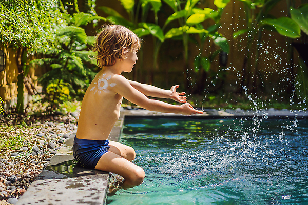 포토 JPG 해외이미지 백인 라이프스타일 응시 행복 아들 어린이 바다 여행 컨셉 휴가 건강 한명 사람 소년 야외 물 여름 태양 뷰티 여행객 아기 선탠 보호 피부 크림 어깨 피부관리 로션 보여주기 걸음마 수분크림 신청 해외202310 해외포토 자연요소 서양인 1 시선 계절 남자 감정 가족 모션 생활 신체부위 화장품 파일형식