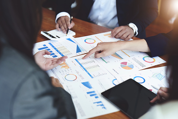 포토 JPG 해외이미지 직업 여자 남자 백그라운드 컨셉 비즈니스 통신 회의 협력 설계 함께함 실내 대화 협상 사람 여러명 금융 노트북 사무실 계산기 흰색 업무 작업 비즈니스맨 비즈니스우먼 그룹 계획 토론 종업원 분석 동료 면접 문서 마케팅 콜라보레이션 브레인스토밍 해외202310 해외포토 컬러 다수 관계 문구용품 말하기 내부 경제 전자제품 장비 직장인 파일형식