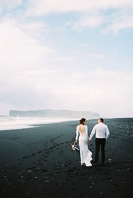 포토 JPG 해외이미지 백인 드레스 모래 바다 신랑 결혼 2 결혼식 아이슬란드 두명 뒷모습 물 검은색 산책 흰색 발자국 화산 해외202310 해외포토 자연요소 서양인 옷 유럽 뷰포인트 컬러 자국 휴식 산 사람 이벤트 파일형식