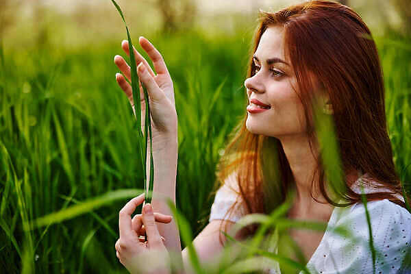 포토 JPG 해외이미지 손 커플 드레스 행복 컨셉 밭 관계 자연 휴식 안내 함께함 사랑 한명 미소 야외 뒷모습 여름 걷기 손잡기 일몰 낭만 자유 수확 전원 시골 잡기 날짜 저녁 밀 모험가 어깨 주말 빨간머리 발견 해외202310 해외포토 1 헤어스타일 옷 계절 감정 뷰포인트 농업 모션 곡류 표정 사람 신체부위 노을 전기에너지 야간 생태계 파일형식