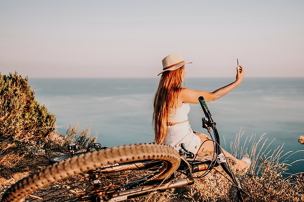 포토 JPG 해외이미지 라이프스타일 여자 행복 바다 여행 자연 하늘 휴가 산 한명 사람 풍경 성인 야외 물 여름 파란색 뷰티 여행객 계곡 트래킹 하이킹 추위 자유 정상 셀프카메라 나눔 수평선 해외202310 해외포토 자연요소 1 계절 감정 컬러 컨셉 레저 생활 사진촬영 생태계 파일형식