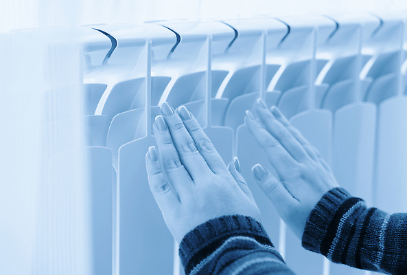 포토 JPG 해외이미지 손 컬러 백그라운드 겨울 손가락 가정 주택 실내 따뜻함 손잡이 사람 사람없음 내부 경제 파란색 금속 방 에너지 추위 흰색 뜨거움 기름 난방기 스웨터 가스 시스템 난방 온도 넘어짐 라디에이터 제어 효율 안락 해외202310 해외포토 계절 음식 컨셉 상의 모션 재질 건물 신체부위 난방용품 파일형식