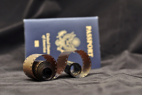 포토 JPG 해외이미지 조각 백그라운드 컨셉 프레임 실내 사람없음 검은색 미국 어둠 공백 비밀 영화관 필름 그림 복고 여권 롤 테이프 아날로그 실타래 동영상 얼레 스파이 옛날 국경 비어있는 해외202310 해외포토 컬러 북아메리카 문구용품 내부 극장 파일형식