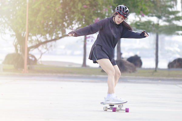 포토 JPG 해외이미지 백인 라이프스타일 공원 여자 행복 도로 스포츠 자연 아침 휴식 거리 건강 사람 취미 야외 두명 여름 청춘 운동 뷰티 일출 장비 스케이트 스케이팅 도시 스케이트보드 롤러블레이드 승차 숲 익스트림스포츠 롤러 스케이터 해외202310 해외포토 주간 서양인 계절 공공시설 감정 길 스포츠용품 컨셉 교통시설 모션 겨울스포츠 운동선수 생활 노을 보드_스포츠 생태계 파일형식