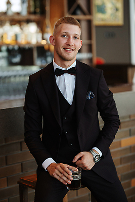 포토 JPG 해외이미지 모델 행복 신랑 결혼 가족 나비넥타이 한명 미소 정장 갈색 유행 재킷 기쁨 조끼 싱글 해외202310 해외포토 1 옷 감정 컬러 관계 넥타이 표정 사람 이벤트 외투 파일형식