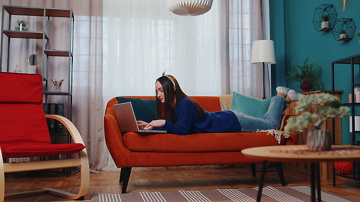 포토 JPG 해외이미지 주간 백인 여자 교육 거실 인터넷 통신 청소년 거리 아파트 주택 실내 한명 미소 사람 10대 노트북 컴퓨터 소파 공책 터치 타이핑 잡기 작업 메시지 뉴스 휴대용 사이버 무선전화기 온라인쇼핑 멀리 거짓말 소셜 프리랜서 혼자 네트워킹 코로나바이러스 해외202310 해외포토 자연요소 서양인 직업 1 의자 모션 문구용품 표정 내부 건물 전자제품 쇼핑 네트워크 바이러스 전화기 오브젝트 온라인 파일형식