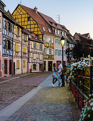 포토 JPG 해외이미지 라이프스타일 커플 여자 행복 유럽 여행 건축양식 관계 휴가 거리 주택 함께함 사랑 사람 두명 여름 도시풍경 여행객 마을 낭만 프랑스 조약돌 도시 중세 역사 그림 운하 베네치아 타운 프랑스어 옛날 스트라스부르 해외202310 해외포토 문자 계절 건축 감정 나라 컨셉 풍경 건물 생활 이탈리아 돌_바위 파일형식