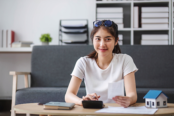 포토 JPG 해외이미지 응시 돈 가정 설계 스트레스 아파트 한명 미소 사람 앉기 금융 소파 펜 계산기 계산 계획 은퇴 확인 보고서 문서 투자 문제 영수증 온라인 회계 보험 계산서 대출 빚 계좌 세금 수입 예산 비용 해외202310 해외포토 1 시선 컨셉 의자 비즈니스 모션 문구용품 주택 표정 경제 필기구 장비 재산 파일형식