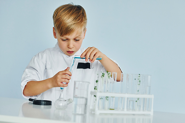 포토 JPG 해외이미지 남자 어린이 돋보기 한명 소년 상반신 앞모습 장비 흰색 책상 호기심 과학기구 구급약품 화학자 소년한명만 해외202310 해외포토 1 감정 뷰포인트 컬러 가구 컨셉 사람 약 기구 과학자 남자한명만 소년만 파일형식