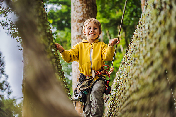 포토 JPG 해외이미지 나무 라이프스타일 공원 행복 어린이 밧줄 스포츠 여행 가족 모션 자연 놀이 휴가 기술 한명 안전 사람 소년 야외 여름 운동 장비 용기 자신감 놀이터 숲 헬멧 위험 해외202310 해외포토 식물 1 그릇 계절 공공시설 남자 감정 줄 컨셉 관계 건강 생활 보호장비 생태계 파일형식