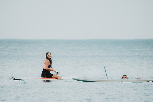 포토 JPG 해외이미지 라이프스타일 행복 실루엣 스포츠 바다 분홍색 여행 자연 하늘 휴가 휴식 건강 서기 야외 두명 물 여름 비키니 운동 뷰티 여행객 일출 일몰 자유 서핑보드 서핑 저녁 서퍼 해외202310 해외포토 자연요소 계절 수영복 감정 컬러 컨셉 모션 운동선수 촬영기법 사람 생활 노을 수상스포츠 보드_스포츠 야간 생태계 파일형식