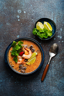 포토 JPG 해외이미지 그릇 사람없음 하이앵글 숟가락 수프 레몬 똠얌꿍 해외202310 해외포토 식기 뷰포인트 과일 수저 태국음식 파일형식