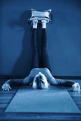 포토 JPG 해외이미지 모델 라이프스타일 여자 모래 벽 스포츠 컬러 포즈 백그라운드 신체 가방 요가 휴식 실내 건강 사람 사람없음 빨간색 파란색 운동 뷰티 우주 연습 체육관 무거움 거짓말 필라테스 아사나자세 해외202310 해외포토 웰빙 잡화 컨셉 내부 생활 요가자세 무게 파일형식