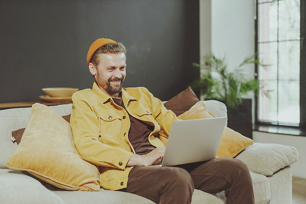 포토 JPG 해외이미지 라이프스타일 남자 행복 가정 휴식 주택 실내 한명 미소 사람 앉기 성인 노트북 인테리어 컴퓨터 작업 만족 해외202310 해외포토 1 디자인 감정 컨셉 모션 표정 내부 건물 생활 전자제품 파일형식