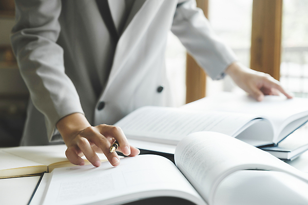 포토 JPG 해외이미지 직업 학생 교육 인터넷 비즈니스 통신 교실 학교 거리 한명 책 금융 노트북 학습 스터디 컴퓨터 운동 디지털 시험 기록 닫기 어플리케이션 연결 강의 사이버 무선전화기 읽기 분석 검색 대학교 투자 문학 멀리 온라인 소셜미디어 온라인강의 채팅 회계사 네트워킹 해외202310 해외포토 1 컨셉 모션 건강 사람 경제 전자제품 네트워크 전화기 파일형식 언택트