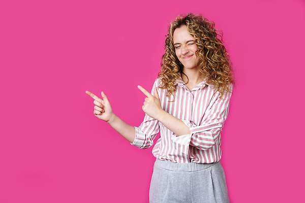 포토 JPG 해외이미지 백인 모델 직업 학생 응시 감정 포즈 비즈니스 손가락 성공 아이디어 갈색머리 실내 한명 서기 미소 사람 유행 귀여움 기쁨 가리킴 표현 자신감 선택 떨어짐 상품 방향 긍정 보여주기 경영 조언 스타일 힙스터 카피스페이스 해외202310 해외포토 서양인 1 헤어스타일 손 시선 패션 컨셉 모션 표정 손짓 내부 공백 파일형식