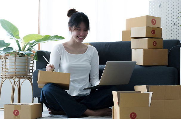 포토 JPG 해외이미지 직업 여자 행복 인터넷 비즈니스 사업가 성공 주택 한명 미소 사람 동양인 성인 노트북 쇼핑 컴퓨터 상자 사무실 상점 업무 작업 비즈니스우먼 상품 작음 상인 사이버 고객 서비스 패키지 질서 온라인 주인 물류 짐싸기 판지 마케팅 매각 프리랜서 해외202310 해외포토 1 감정 컨셉 표정 인종 건물 전자제품 예절 직장인 크기 파일형식