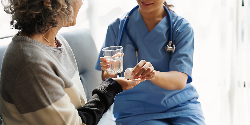 포토 JPG 해외이미지 백인 직업 손 여자 노년 행복 할머니 청진기 주택 건강 병원 대화 미소 사람 성인 두명 치료 사무실 약 건강관리 시험 환자 간호사 의사 흰색 질병 간호 약속 방문 돌봄 옛날 지원 헬프 해외202310 해외포토 서양인 교육 감정 컬러 비즈니스 의학 의료기기 모션 표정 관리 말하기 건물 신체부위 의료진 도움 파일형식