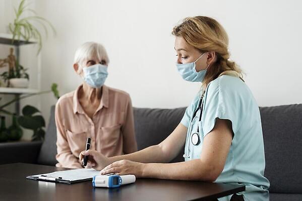 포토 JPG 해외이미지 직업 여자 음식 빵 과일 청진기 탁자 주택 실내 건강 사람없음 내부 소파 건강관리 환자 간호사 의사 도움 닫기 결과 질병 잼 은퇴 간호 묘사 만족 방문 간병인 돌봄 옛날 지원 안락 해외202310 해외포토 감정 가구 컨셉 의자 의학 의료기기 모션 관리 사람 건물 의료진 소스_음식 파일형식