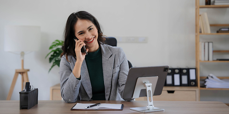 포토 JPG 해외이미지 모델 직업 1 라이프스타일 응시 여자 행복 얼굴 비즈니스 CEO 성공 모바일 노동자 실내 한명 미소 사람 동양인 성인 스마트폰 핸드폰 사무실 뷰티 우주 놀람 잡기 최고 업무 비즈니스우먼 자신감 뉴스 경영자 경영 승자 카피스페이스 해외202310 해외포토 시선 감정 컨셉 모션 표정 인종 내부 생활 신체부위 전자제품 스마트기기 공백 작업 직장인 리더 파일형식