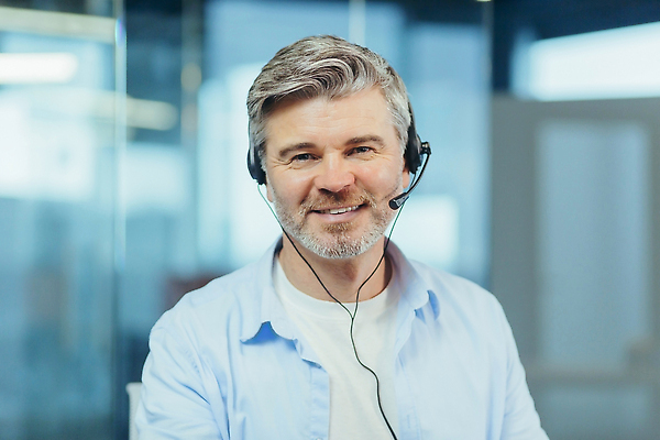 포토 JPG 해외이미지 백인 교육 얼굴 이어폰 컨셉 상의 비즈니스 통신 회의 수업 고글 기술 한명 사람 학습 스터디 컴퓨터 사무실 세일 헤드폰 웹 회색 정보 업무 비즈니스맨 센터 어플리케이션 종업원 중개인 고객 마이크 서비스 경영자 텔레마케팅 부름 동영상 경영 운영자 지원 헬프 해외202310 해외포토 서양인 직업 1 옷 남자 컬러 음향기기 인터넷 모션 신체부위 전자제품 작업 도움 직장인 서비스업 리더 파일형식